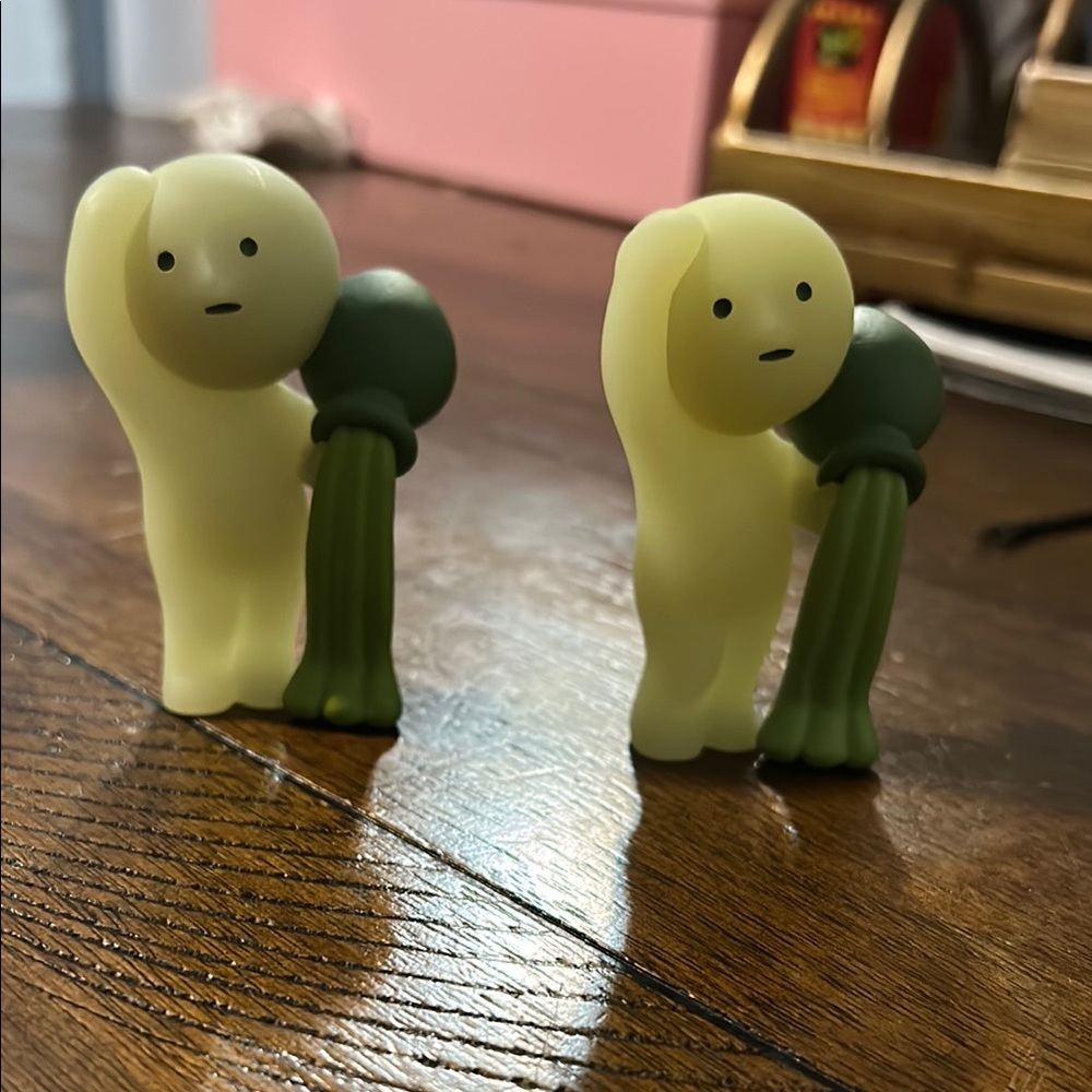 Smiski Museum Series – Vase Figures (Set of 2, Glow in the Dark 🌙)